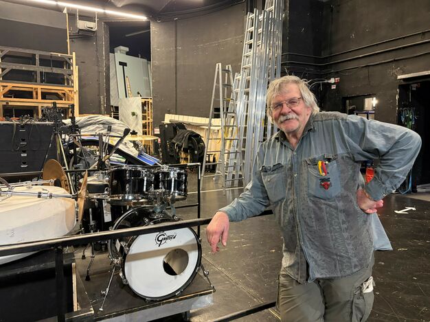 Gerhard P. vor einem Schlagzeug auf der Bühne des Wiener Volkstheaters. 