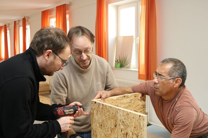 Designer Schillinger (l.) packt mit an. (Bild: FSW)