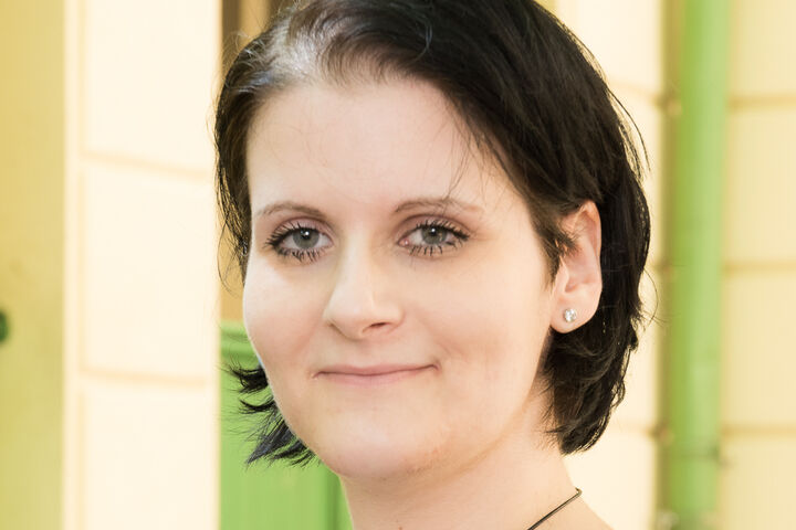 "Ich freue mich über die schicke Kurzhaarfrisur und das dezente Augen Make-up." (Bild: ABLICHTEREI e.U. - Claudia Spieß) "Ich freue mich über die schicke Kurzhaarfrisur und das dezente Augen Make-up." (Bild: ABLICHTEREI e.U. - Claudia Spieß)