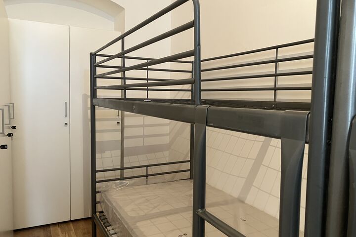 Kinder und Erwachsene bekommen Raum, um sich zu Orientieren und an der Zukunft zu arebiten. (Bild: FSW) Kabinett mit einem Etagenbett und geräumigen Schrank.