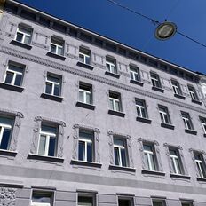 Obdach Dreyhausenstraße (Bild: FSW) Ein Wiener Wohnhaus vor blauem Himmel.