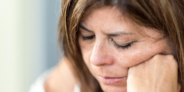 Frauen ohne Zuhause (Bild: iStock/Juanmonino )