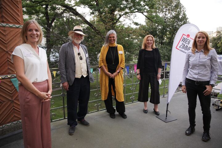 Anita Bauer, Geschäftsführerin des FSW, und das WienZimmer-Projektteam. (Bild: FSW)