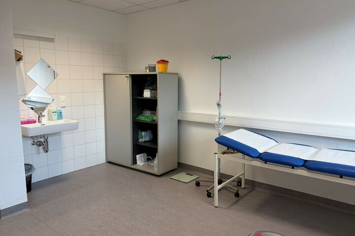 Der medizinische Versorgungsraum mit Liege und einem Medizinkasten.