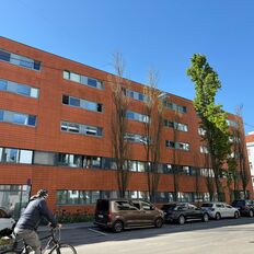 Ein oranges Wohnhaus vor blauem Himmel. 